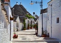 Trulli_in_the_UNESCO_town_of_Alberobello-small